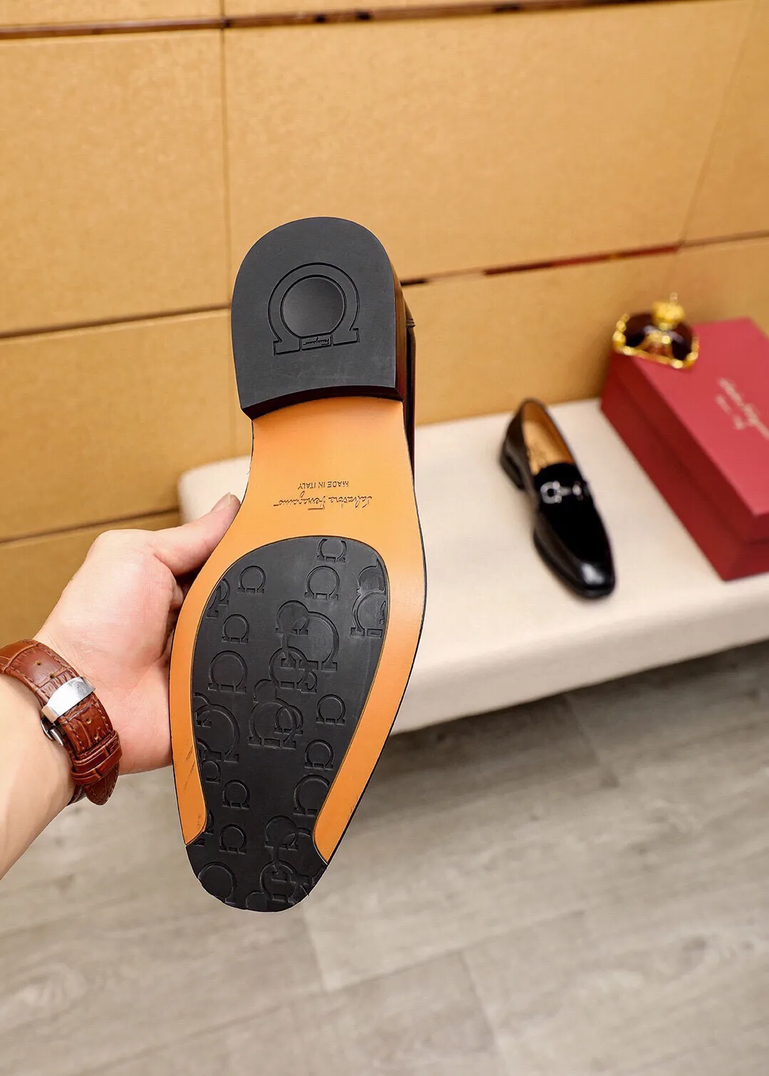 Men's shoes 💰460 💐 Product trademark: Ferragamo "Ferragamo" casual leather shoes Regular size: 38-44 (45.46.47🉑️Customized) Product materials: Selected imported top-layer high mercerized calfskin upper + luxury hardware buckle, imported water-dyed cow leather lining. Strong three-dimensional visual effect, rubber outsole Color: 2⃣️colors available